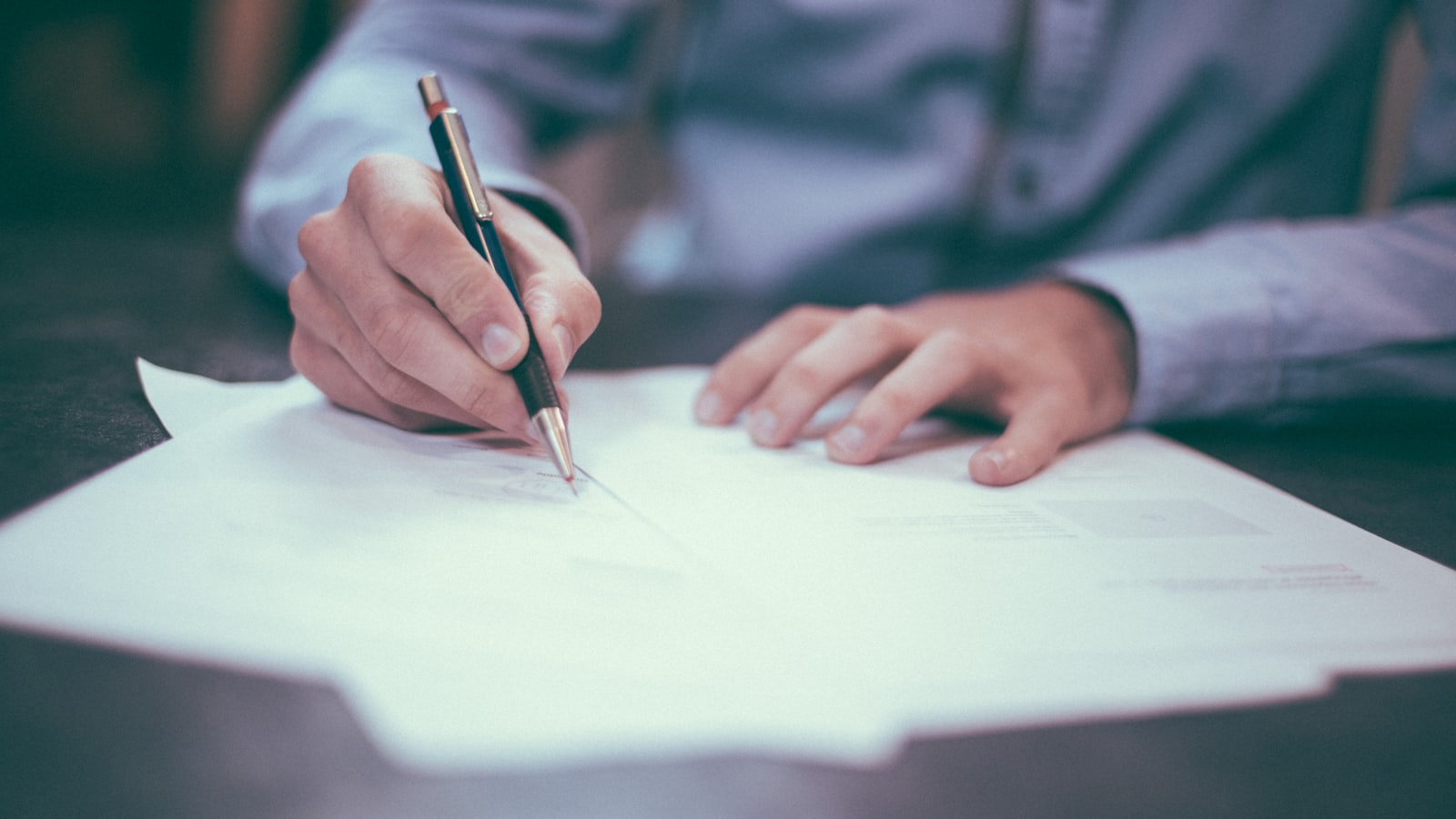 Das gefährlichste Dokument, das du als Gründer:in unterschreibst – Founders Bay Startup-Finanzierung Blog-Artikel